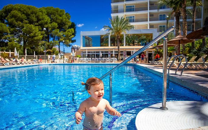 Piscina del Hotel Torre Dorada