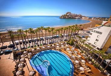 Tumbonas a primera línea de mar Hotel Papa Luna