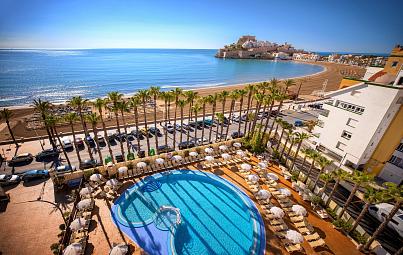 Tumbonas a primera línea de mar Hotel Papa Luna