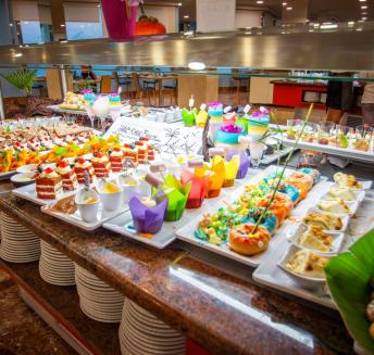 Restaurante tipo buffet en el hotel Koral Beach