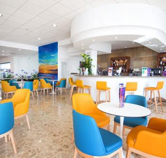 Bar con terraza en el hotel Trinimar