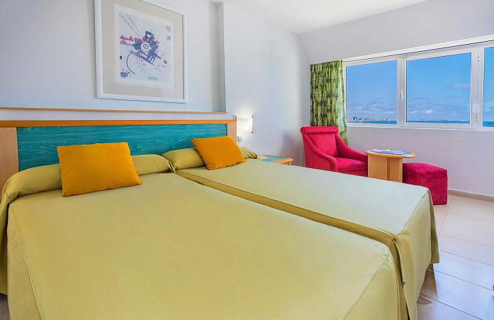 Habitación Doble con Amplio Ventanal