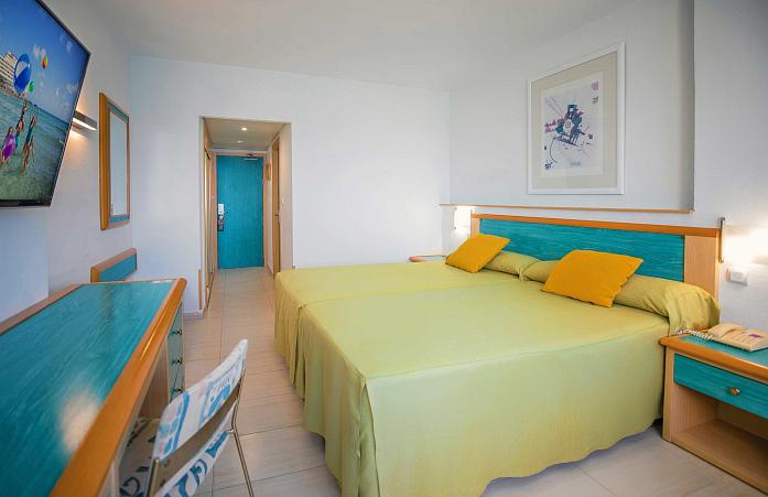 Habitación Doble con Amplio Ventanal