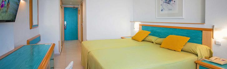 Habitación Doble con Amplio Ventanal