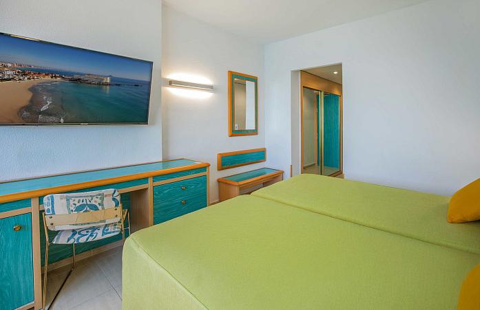 Habitación Doble con Amplio Ventanal