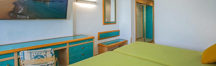 Habitación Doble con Amplio Ventanal