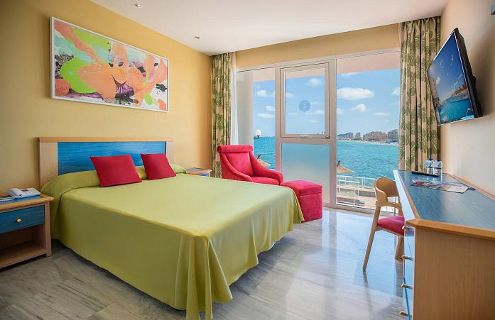 Habitación Doble con Amplio Ventanal