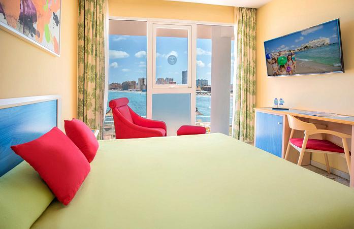 Habitación Doble con Amplio Ventanal