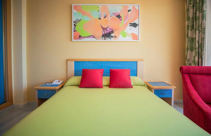 Habitación Doble con Amplio Ventanal