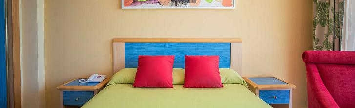 Habitación Doble con Amplio Ventanal