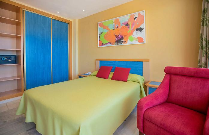 Habitación Doble con Amplio Ventanal