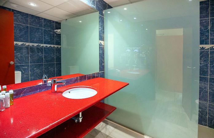 Habitación Doble con Amplio Ventanal