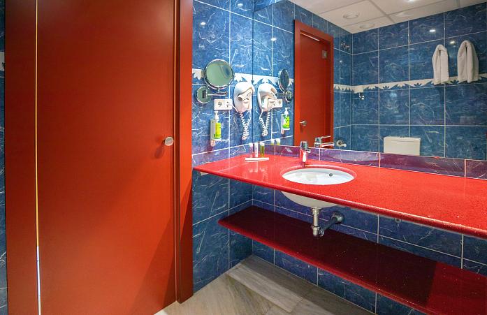 Habitación Doble con Amplio Ventanal