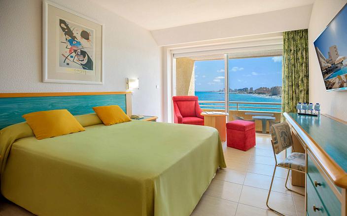 Habitación doble frente al mar del Hotel Servigroup Galúa