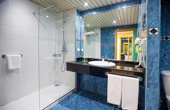 Habitación Doble con Amplio Ventanal