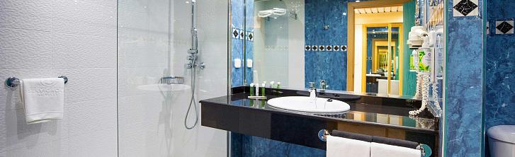 Habitación Doble con Amplio Ventanal