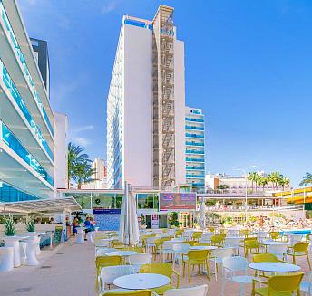 Bar en la piscina en el hotel Calypso