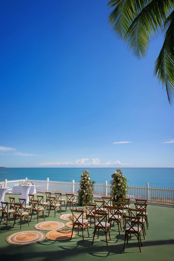 Ambientación boda en la piscina Hotel La Zenia