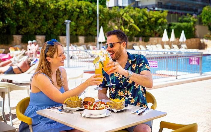 Bar en la piscina del hotel