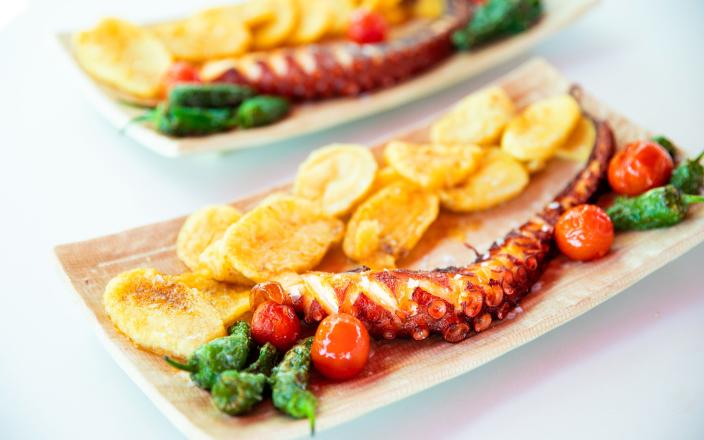 Platos típicos en el chiringuito Cala Marina en Mojácar