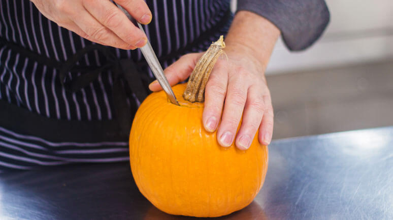 Apertura parte superior de la calabaza de Halloween Apertura sombrero de la calabaza para su preparación