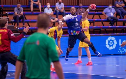 Jugador del Benidorm marcando gol