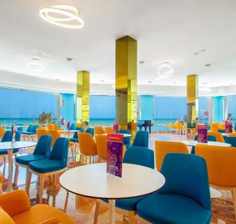 Bar con salón en el hotel Koral Beach