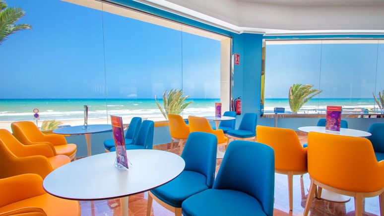 Bar-salón con vistas a la playa Bar en Oropesa con vistas al mar