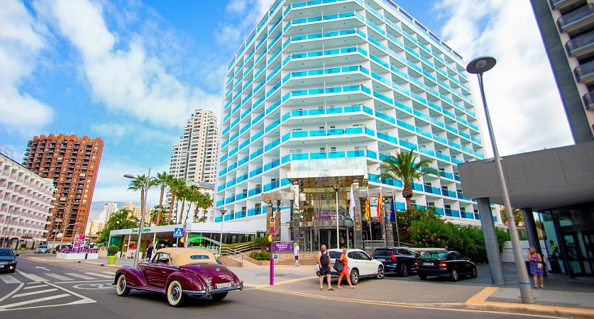 Entrada del hotel Calypso Benidorm