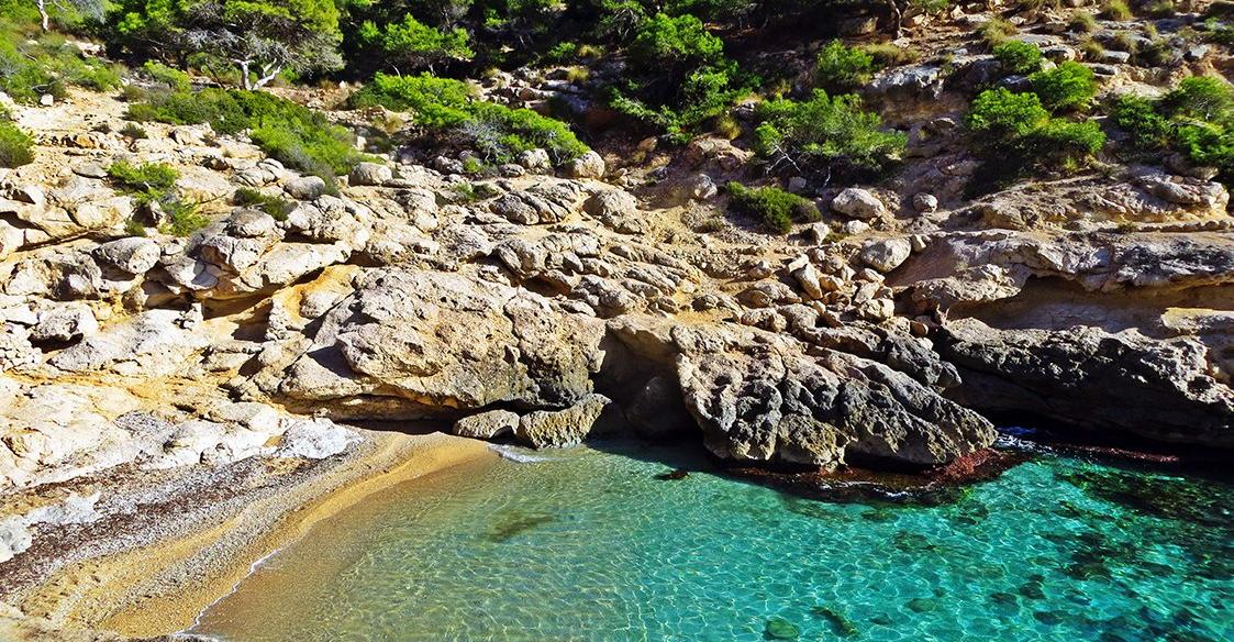 La cala Racó de Conills rodeada de naturaleza virgen