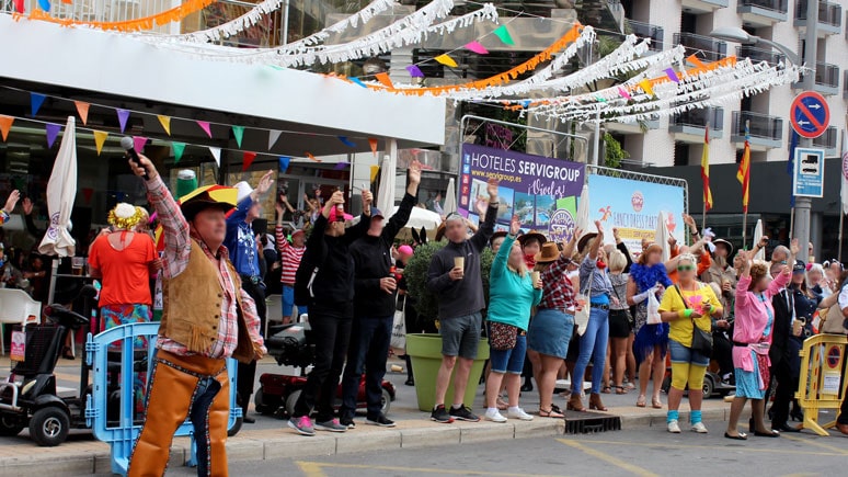 Ambiente en la calle del Hotel Calypso Hotel Servigroup Calypso durante Fancy Dress Party 2019