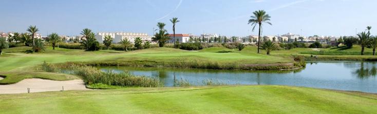 practica golf en Orihuela cerca del mar