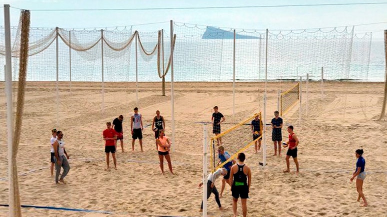 8 canchas de juego Club Voley Playa Poniente de Benidorm