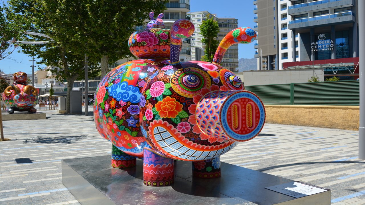 Cerdo de colores en la calle