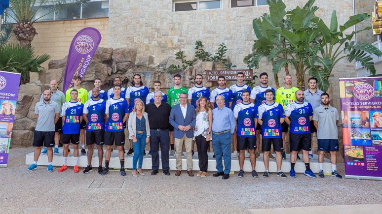 Foto oficial del primer equipo del Club Balonmano Benidorm Club Balonmano Servigroup Benidorm