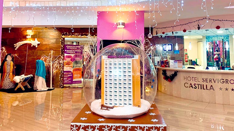 Decoración con materiales reciclados Hotel Castilla Hotel Castilla en el concurso de escaparatismo de Benidorm