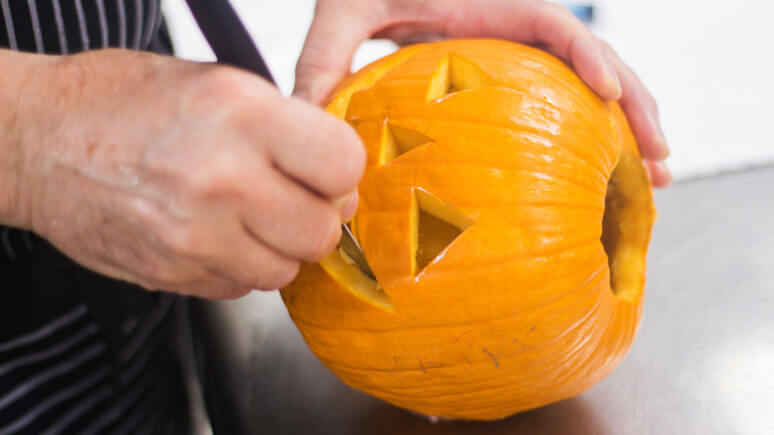 Decoración con gubia calabaza de Halloween Marcas cara calabaza Halloween
