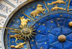 Signos del zodiaco en un reloj