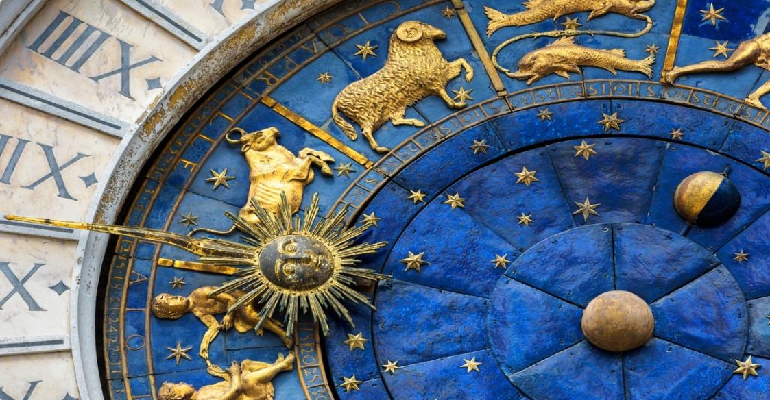 Signos del zodiaco en un reloj