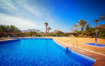 Piscina del Hotel Marina Playa en primera línea del mar en Mojácar