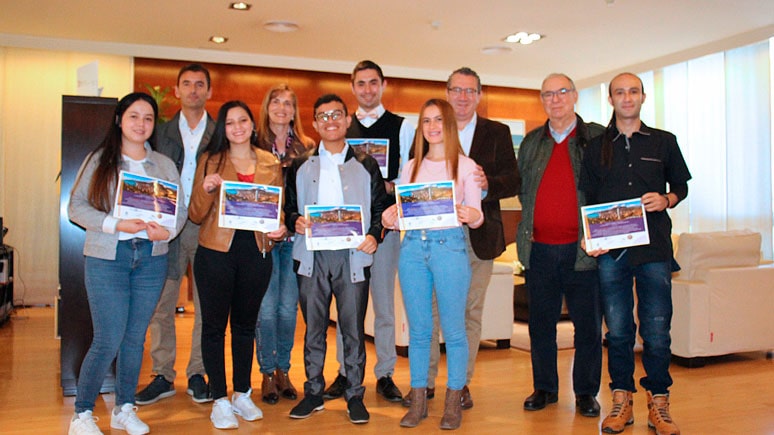 Alumnos recibiendo su diploma tras finalizar su periodo de prácticas Formación sector turístico y hotelero