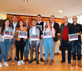 Alumnos recibiendo su diploma tras finalizar su periodo de prácticas