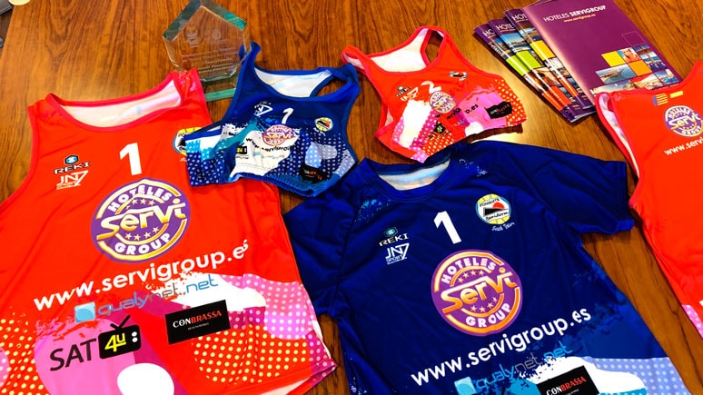 Equipación con la que el club de vóley disputó los campeonatos autonómicos y nacionales durante 2019 Equipación Servigroup Vóley Playa de Poniente
