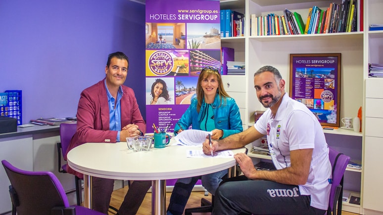 Firma del convenio con el Club Voley Playa Poniente Benidorm Natalia Caballé, Raúl Mesa (dcha) y Julio Nieto (izq)