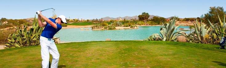 Golfista en el campo de golf de mojácar
