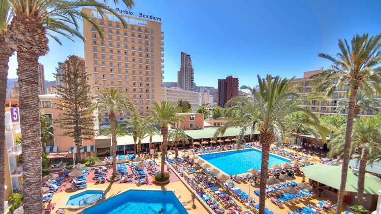 El Hotel Servigroup Pueblo Benidorm Pueblo Benidorm sede de la Ruta levantina en microcoches