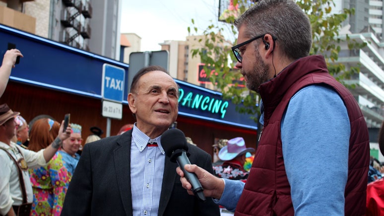 El CEO de Hoteles Servigroup, José María Caballé, entrevistado durante la retransmisión de Visit Benidorm José María Caballé en la Fancy Dress Party de Benidorm