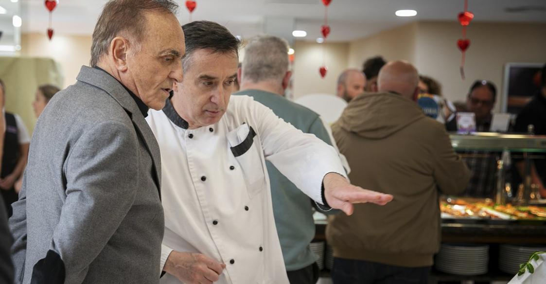 José María Caballé supervisando el buffet