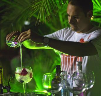 Profesional experto en coctelería Chiringuito Cala Marina