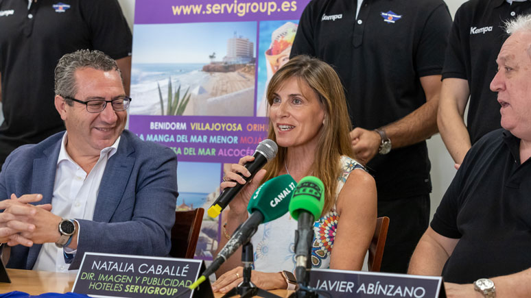 Alcalde (Toni Pérez), directora de Imagen y Publicidad de Servigroup (Natalia Caballé) y el presidente del Club (Javier Abínzano) Acto de presentación Balonmano Benidorm 2019